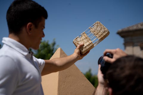 Il making of della Baguette Fendi by Bottega Intreccio