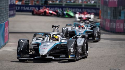 brooklyn street circuit, united states of America july 17 stoffel vandoorne bel, mercedes benz eq, eq silver arrow 02, leads nyck de vries nld, mercedes benz eq, eq silver arrow 02 during the new york city eprix ii at brooklyn street circuit on sunday july 17, 2022 in new york city, united states of america photo by simon galloway lat images