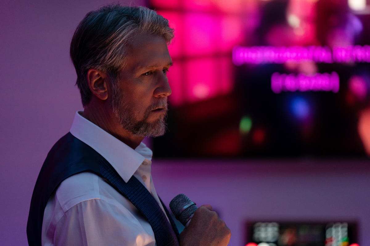 Why is everyone talking about the karaoke scene from ‘Succession’ 4×02 on HBO Max?