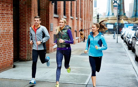 three runners discussing motivation