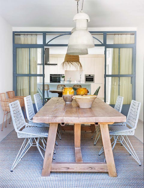 La casa perfecta de vacaciones vista de la mesa de madera del comedor, con la cocina al fondo