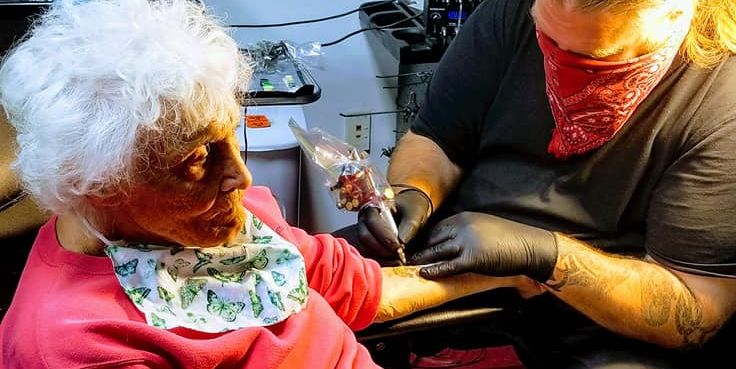 夢を叶えるため 103歳で人生初のタトゥーを入れたおばあちゃん