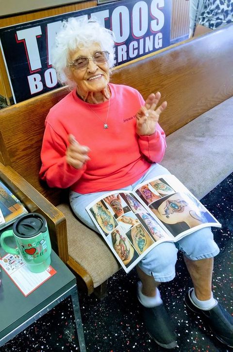 夢を叶えるため 103歳で人生初のタトゥーを入れたおばあちゃん