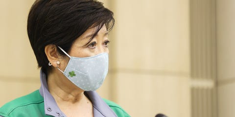 会見で発見 小池百合子都知事の気になるマスク特集 レース 布 素材 柄 ブランド