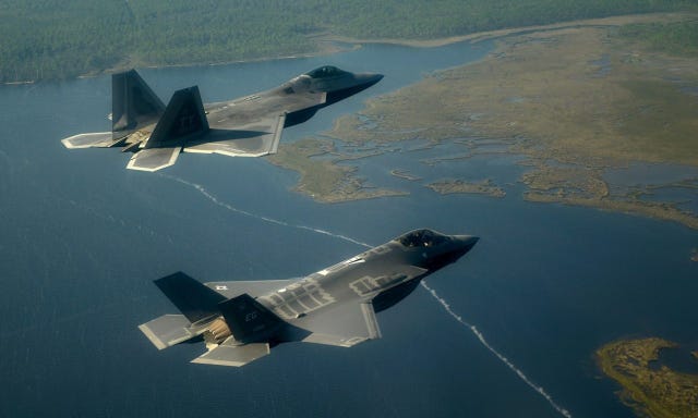 Japan Wants Lockheed Martin To Make An F 22 F 35 Hybrid