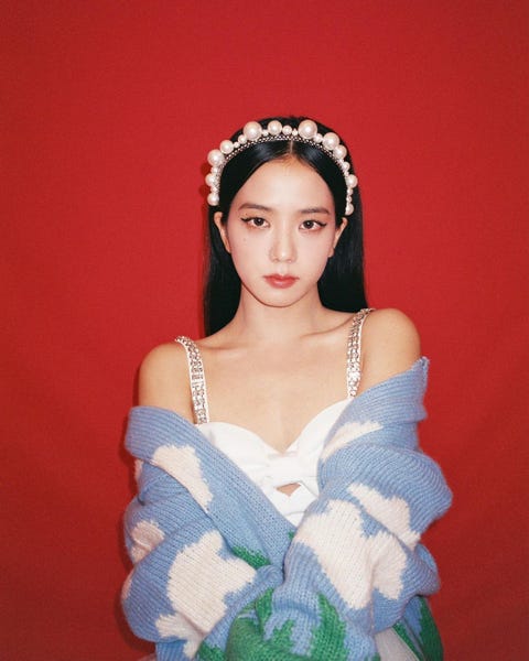black pink jisoo 雲朵毛衣 珍珠髮飾