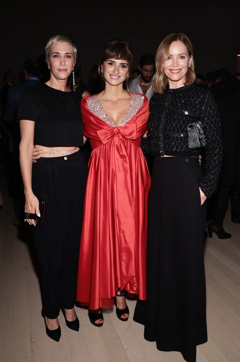 The Museum Of Modern Art Film Benefit Presented By CHANEL, A Tribute To Penélope Cruz - Inside new york, new york december 14 kristen wiig, penélope cruz, and leslie mann, all wearing chanel, attend the museum of modern art film benefit presented by chanel, a tribute to penélope cruz, at museum of modern art on december 14, 2021 in new york city photo by dimitrios kambouriswireimage