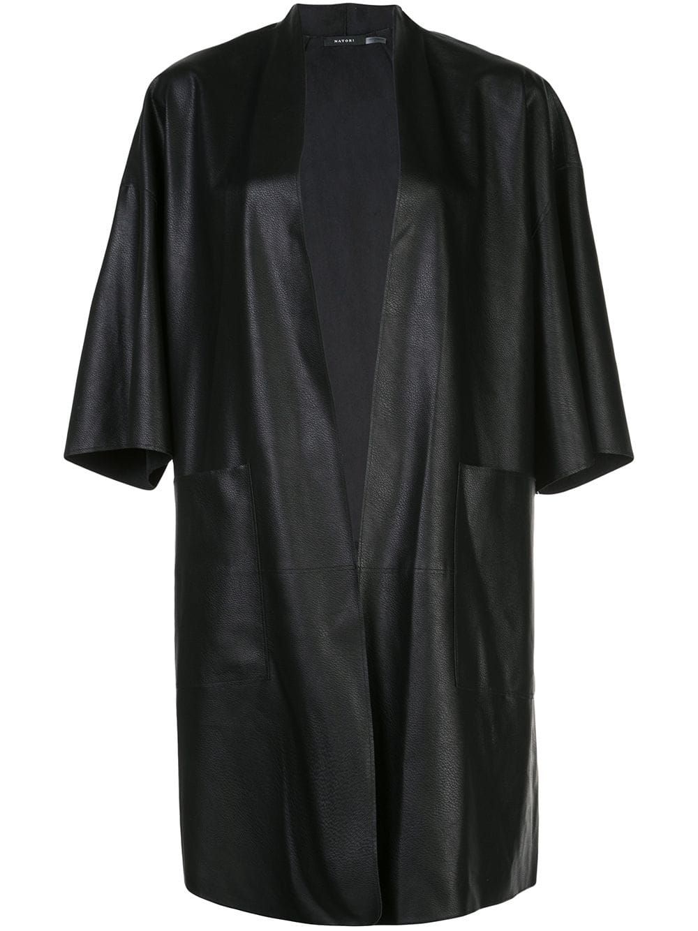 De leren trenchcoat maakt een comeback deze winter De leren trenchcoat maakt een comeback deze winter
