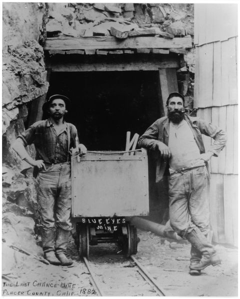 1882'de Kaliforniya'da 2 maden işçisinin siyah beyaz fotoğrafı