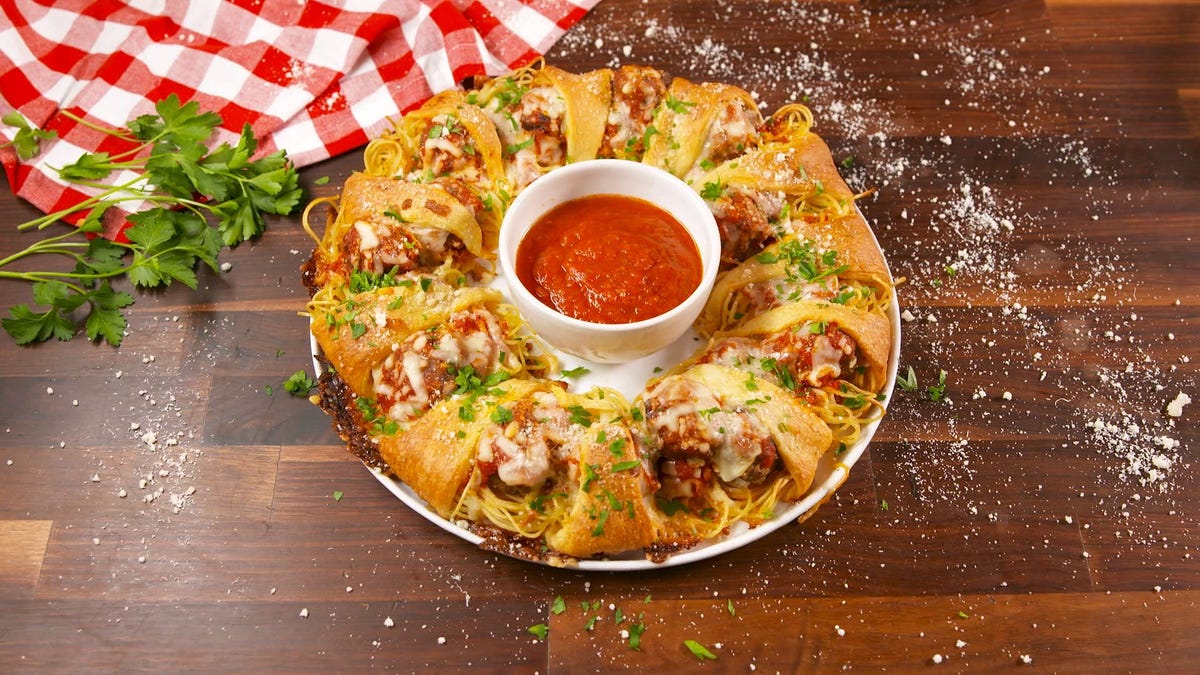 This Cheesy Spaghetti & Meatball Ring Will Disappear In MINUTES