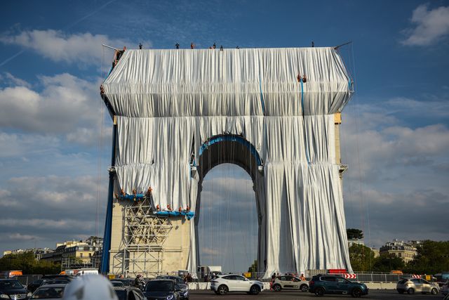 L Arc De Triomphe Honors Artists Christo And Jeanne Claude 21