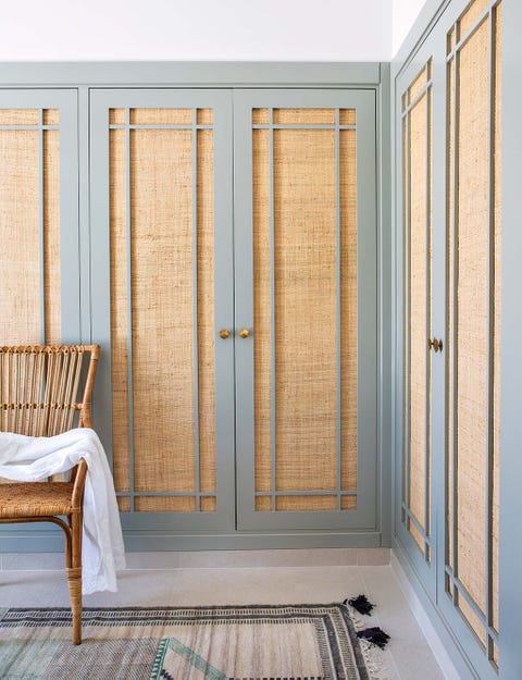 La casa perfecta de vacaciones el vestidor para el que se han diseñado armarios lacados en verde con puertas de rafia