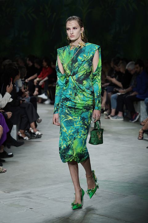 Versace's Spring 2020 Show Was a Nod to Its Iconic Palm Tree Print ...