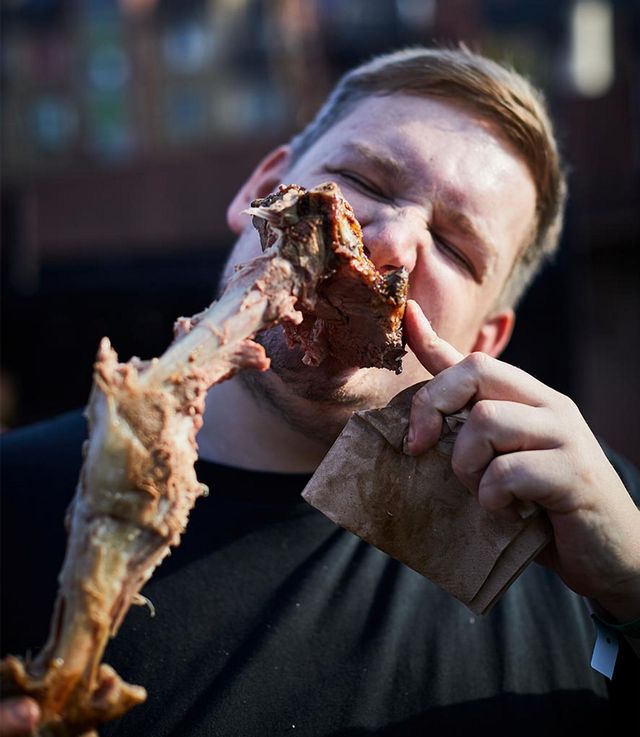hombre comiendo carne en el festival meatopia de londres