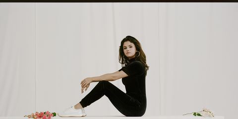 Mujer carpeta Alfombra La colección feminista de Selena Gomez y Puma - Selena Gomez diseña la  colección más feminista de Puma