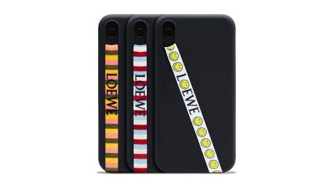 ロエベ パウラズ イビザ コレクションのポップアップが開催 日本限定 スマイリー ワールド も新登場 ロエベ パウラズ イビザ コレクションのポップアップが開催 日本限定 スマイリー ワールド も新登場
