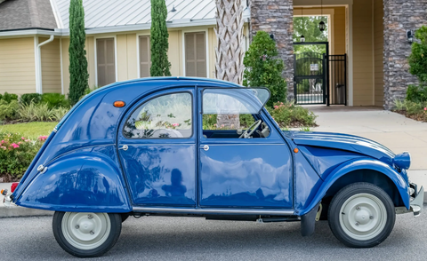 1965 citroen 2cv sur le site d'enchères apporter une remorque