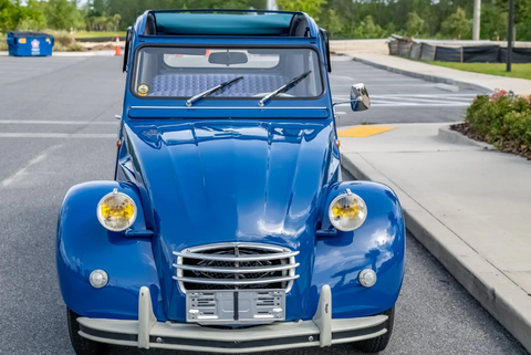 1965 citroen 2cv sur le site d'enchères apporter une remorque