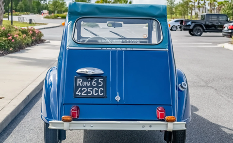 1965 citroen 2cv sur le site d'enchères apporter une remorque