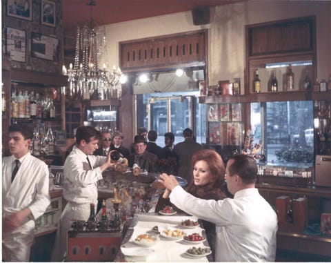 Bar Basso, non solo il Negroni: anche il compleanno è "sbagliato"