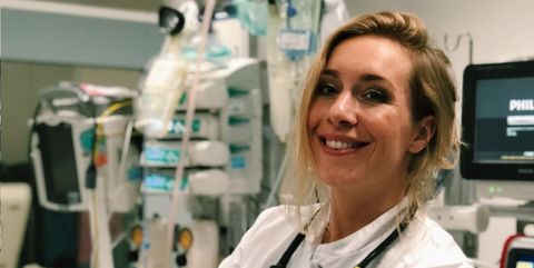 Heleen Lameijer glimlachend in haar werkkleding als arts. 
