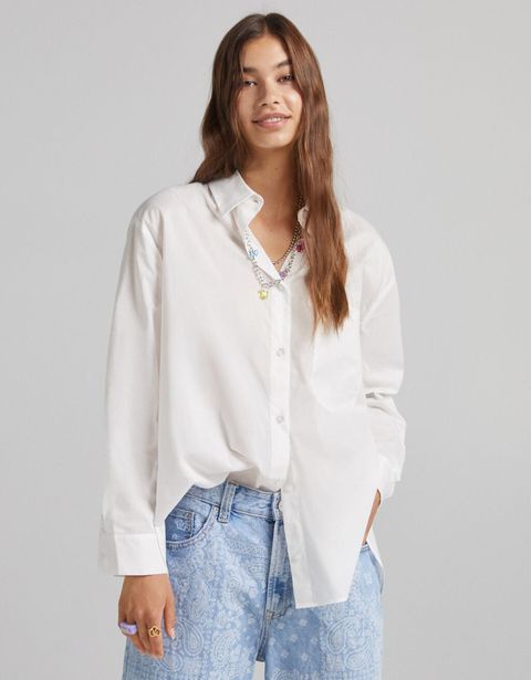 camisa blanca ideal de Bershka cuesta 17 €