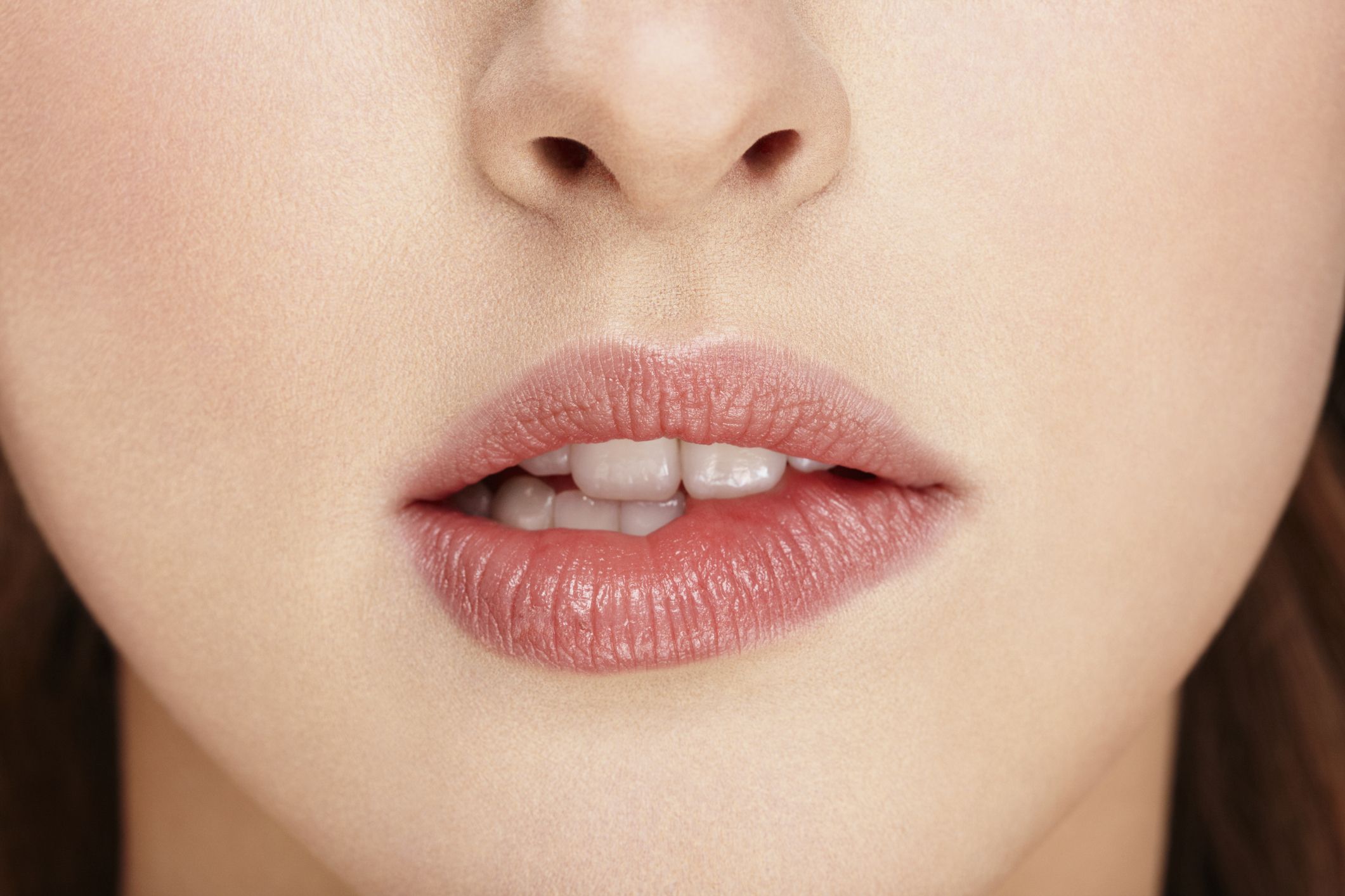 Lip biting. Красивые губы. Красивые губки. Женские губы. Губы девушки.