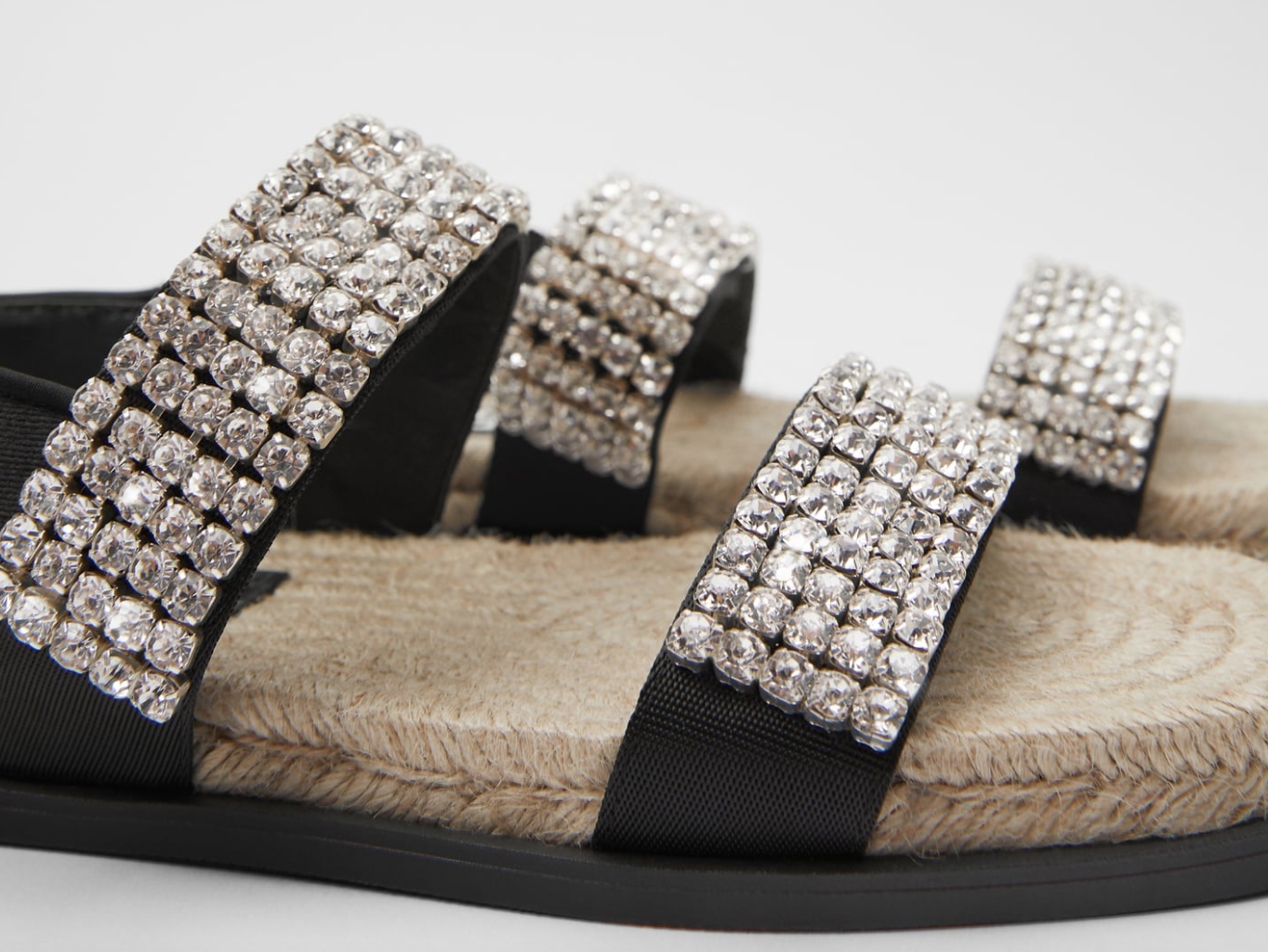 Las sandalias planas de esparto y cristales de Zara con el de levantar el ánimo