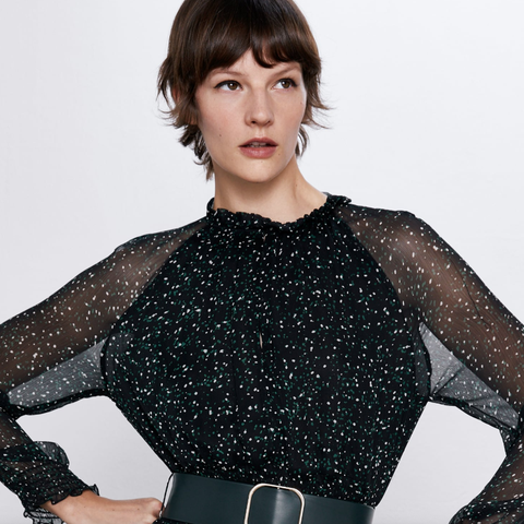 Zara mezcla todos sus vestidos midi y largos virales el resultado es este diseño que es lo mires como lo