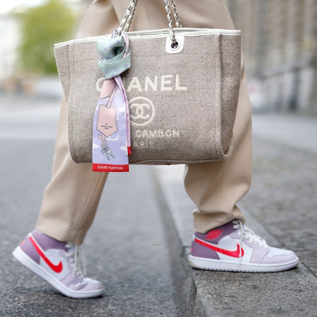 womens streetwear style nike sneakers