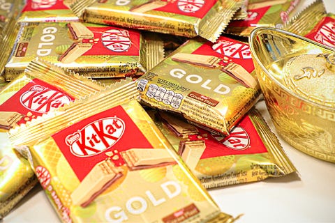 金色kitkat來襲 全新口味 黃金巧克力威化 超濃郁焦糖內餡 透著金黃光澤超欠吃 金色kitkat來襲 全新口味 黃金巧克力威化 超濃郁焦糖內餡 透著金黃光澤超欠吃