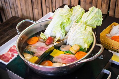 this is meat and vegetables that are eaten with shabu or suki