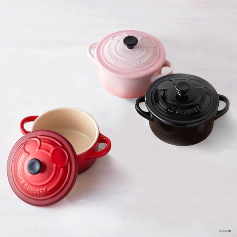 最近日本le creuset限定推出「le creuset x米老鼠」聯名系列廚具，包含鑄鐵鍋、迷你碟以及餐具套裝，共三樣商品。