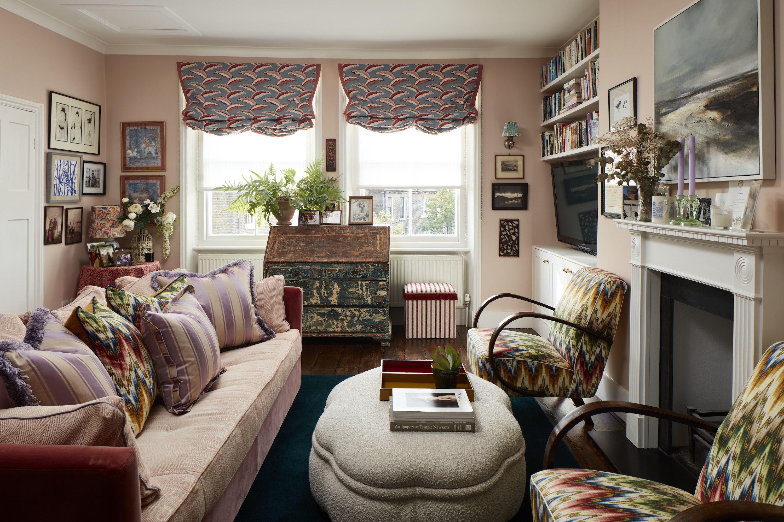 狭い部屋をおしゃれに ロンドンの色にあふれた小さなアパート Elle Decor エル デコ