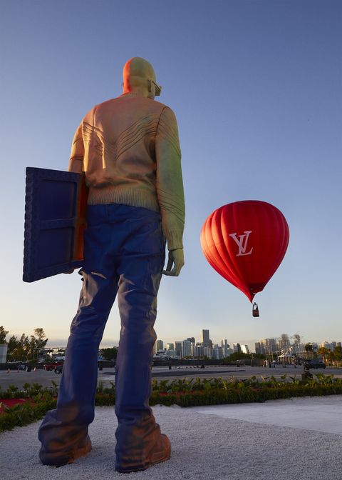 lv於邁阿密重現2022春夏男裝系列！以紅色熱氣球與巨大人像致敬virgil abloh的設計視野