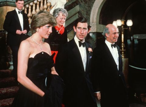黛安娜王妃有多叛逆？10套英國王室禁忌全黑造型，她用這件小黑裙向查爾斯復仇
