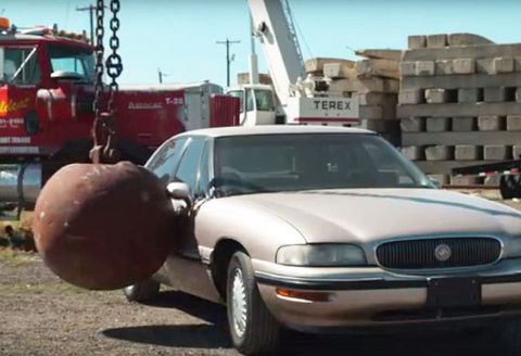 クルマ愛好家は観てはいけない 鉄球で破壊 スローモーションで観る 衝撃的動画