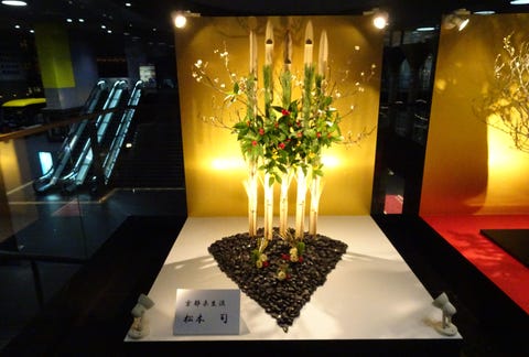 年末年始に見たい いけばな展5選 華道家 假屋崎省吾氏個展と迎春のいけばな 年末年始に見たい いけばな展5選 華道家 假屋崎省吾氏個展と迎春のいけばな