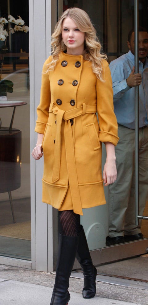 Clothing, Trench coat, Coat, Overcoat, Yellow, Outerwear, Fashion, Duster, Fashion model, Blond, 