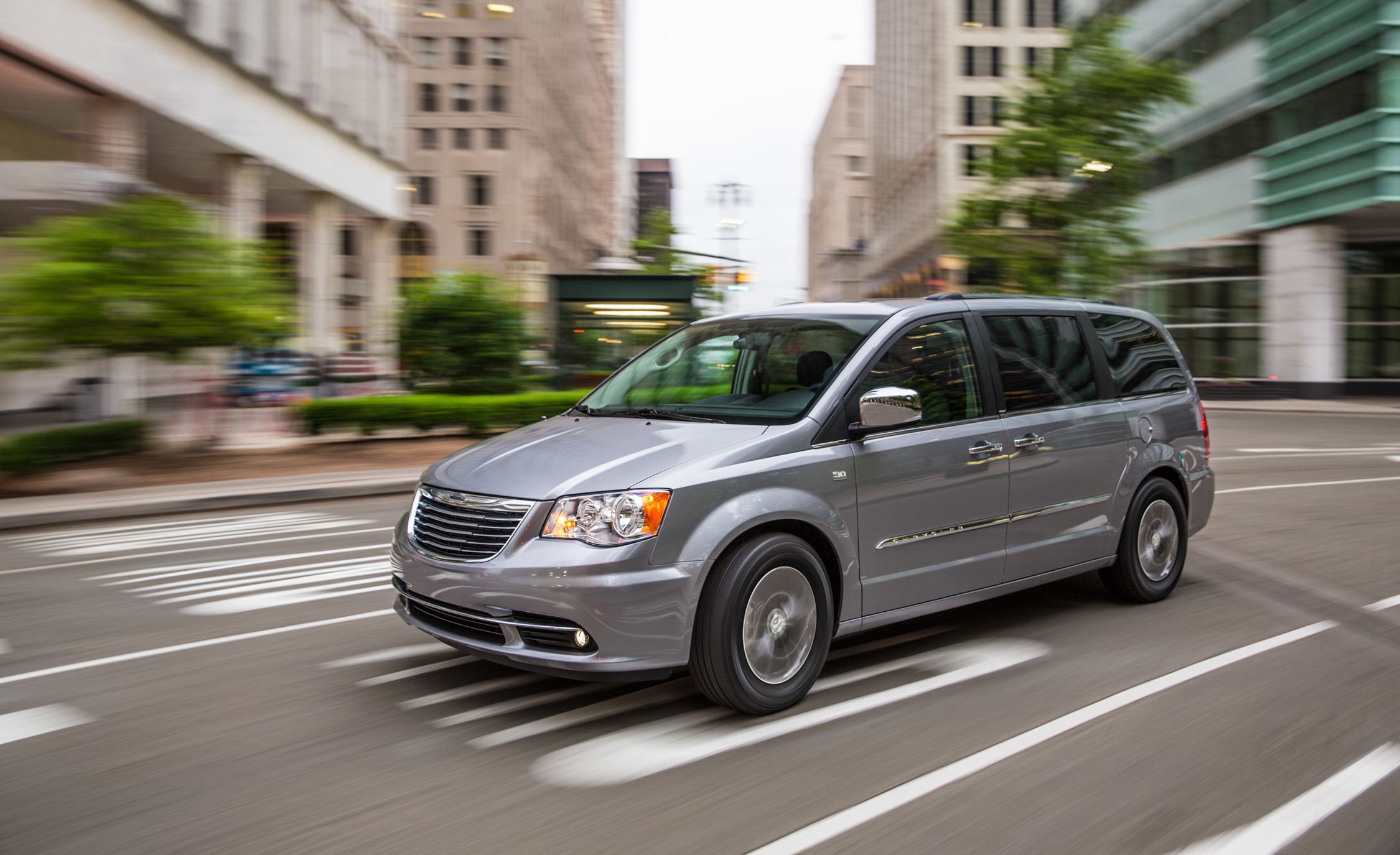 Chrysler Town \u0026 Country Review, Pricing 