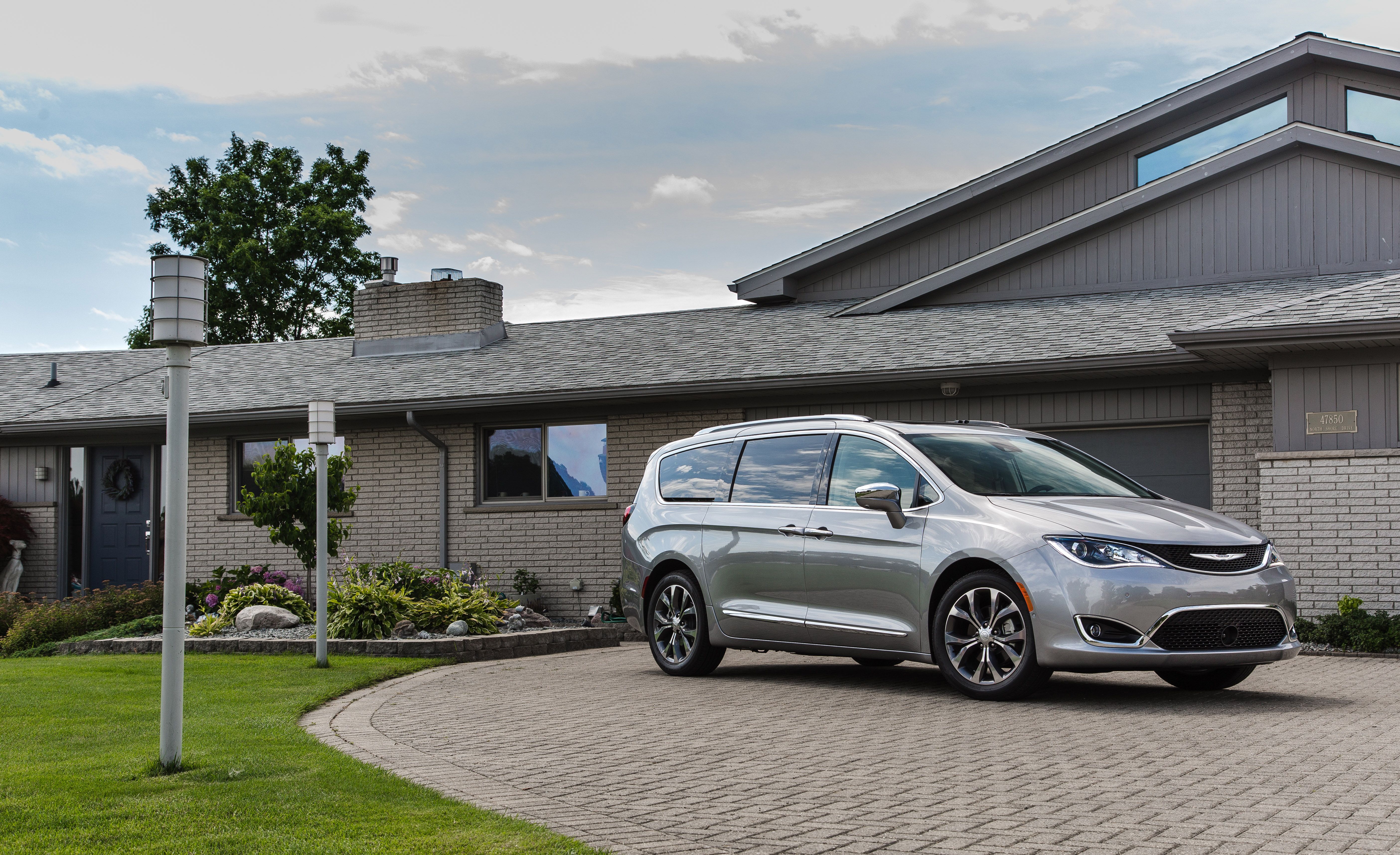 plug in hybrid minivan 2019