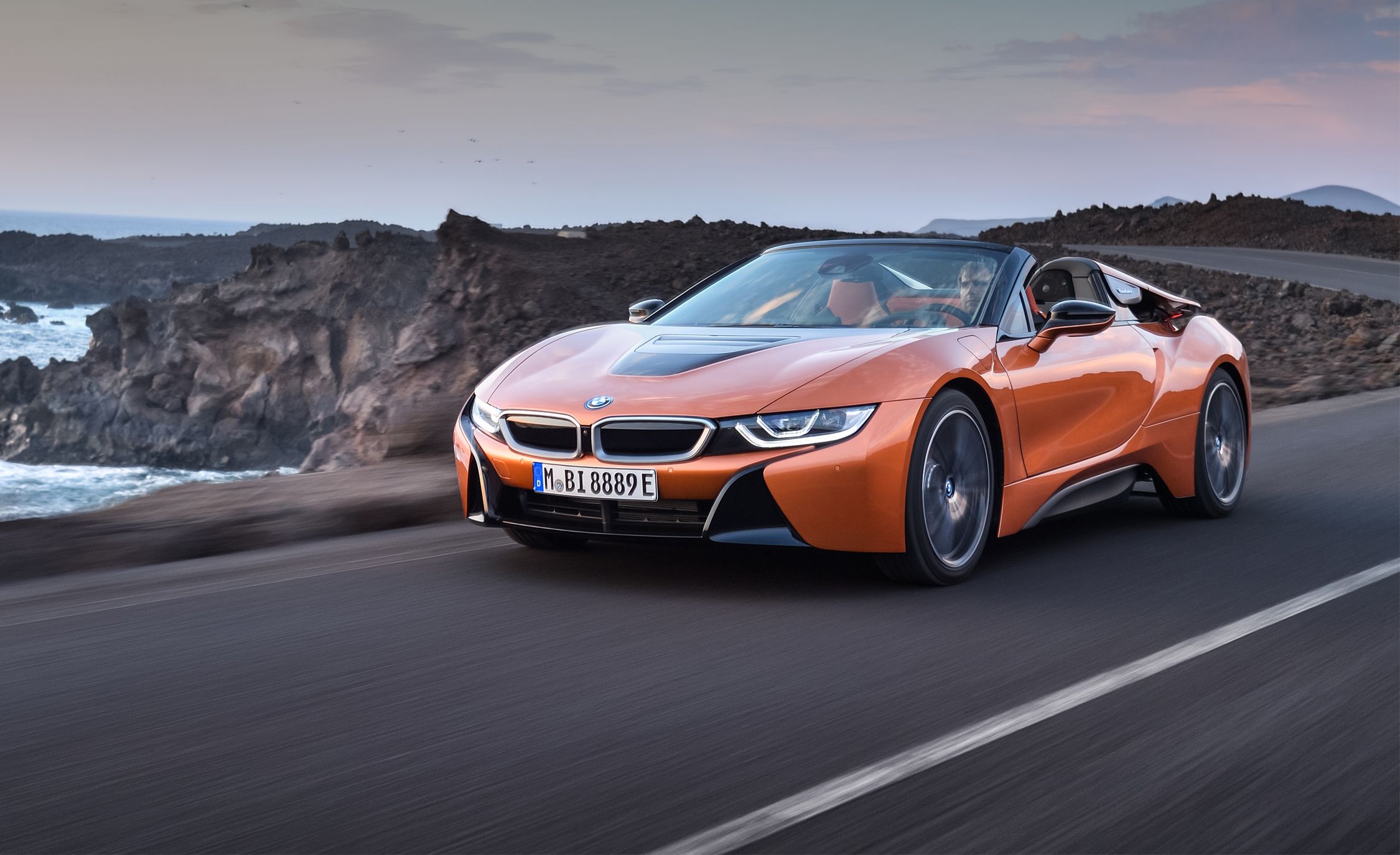 Bedreven fantoom Inwoner 2019 BMW i8 Roadster First Drive: Cloth Roof, No Back Seat, More Money |  Review | Car and Driver