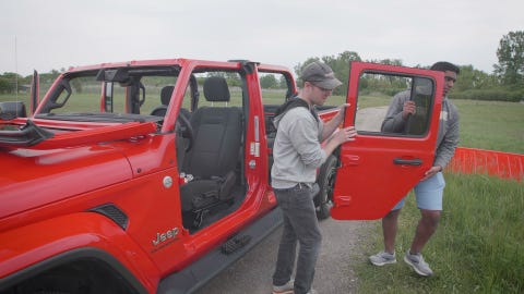 How To Remove The Jeep Gladiator S Doors Roof And Windshield How To Remove The Jeep Gladiator S Doors Roof And Windshield