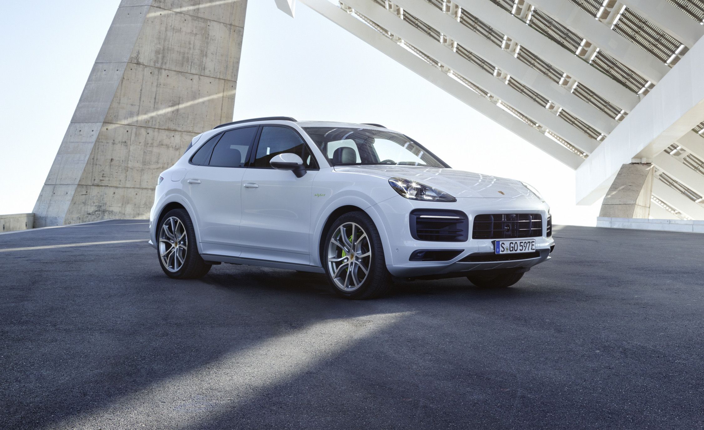 2019 Porsche Cayenne E Hybrid Lean Green Pluggable Machine News The 2019 Porsche Cayenne E Hybrid Is A Plug In Performer