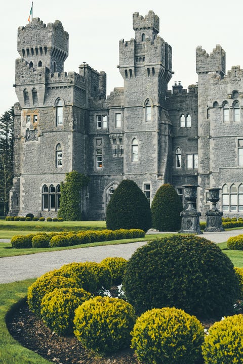 Castle, Château, Building, Estate, Grass, Manor house, Stately home, Mansion, Garden, Plant, 