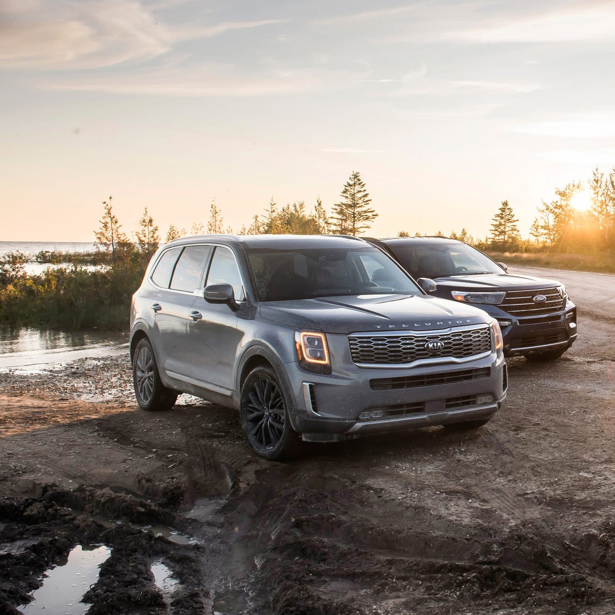 2020 Ford Explorer vs. 2020 Kia Telluride Photos