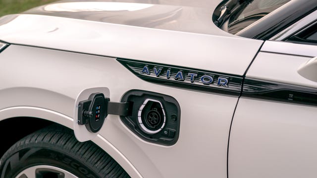 Land vehicle, Vehicle, Car, Automotive design, Personal luxury car, Luxury vehicle, Fender, Automotive exterior, Design, Wheel, land vehicle, vehicle, car, automotive design, personal luxury car, luxury vehicle, fender, automotive exterior, design, wheel,