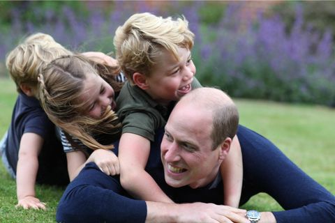 威廉王子是英國皇室最可愛孩子王！10張照片紀錄他的暖爸日常，讓小王子騎背上、為小公主綁頭髮！