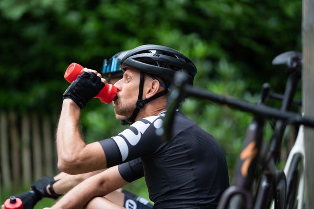 bicycling wielrenner drinkt uit bidon na training
