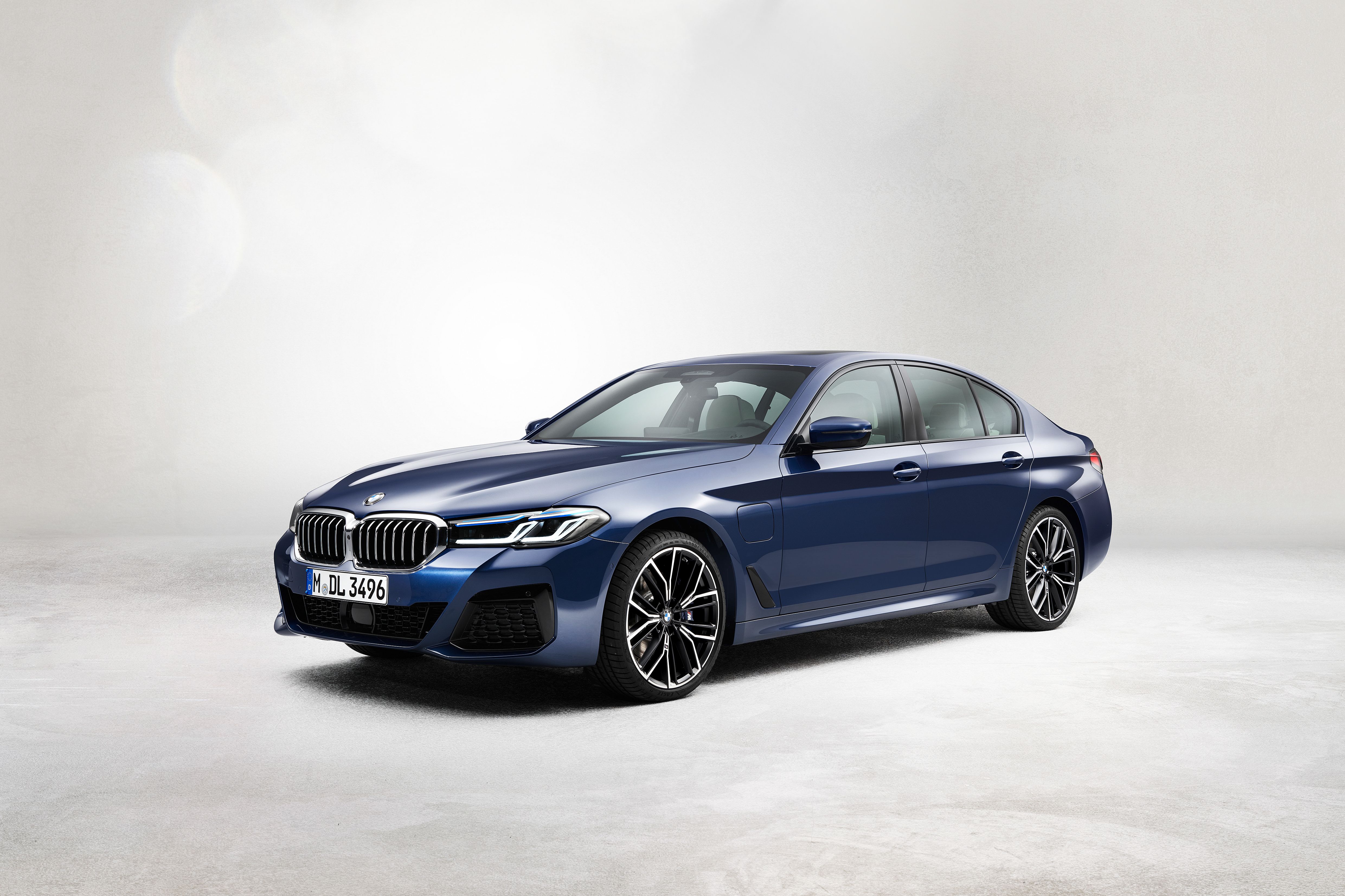 9 BMW 9-Series Gets New Tech and an Altered Look